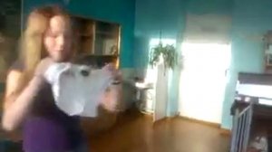 Таня одевает трусы на голову