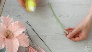 ? DIY Лилия из гофрированной бумаги / цветы из бумаги / Corrugated paper lilies / Творческое место