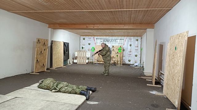 направление ствола оружия при движении в условиях вероятного применения