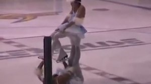Очень очень смишное видило два мужика на коньках танцуют в кастюмах и очень интересно и забавная