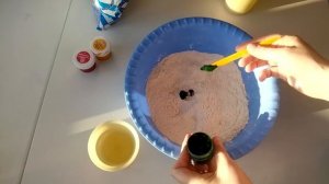 Как покрасить соленое тесто. Способ первый.