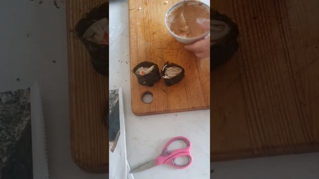 Первый раз делаем запечённые суши сами) получилось вкусно 😋