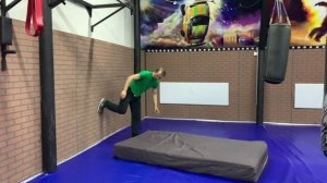 Кувырок вперед от стены