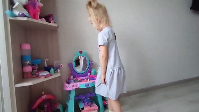 Катя делает прическу Барби / играем в стилиста смотреть онлайн