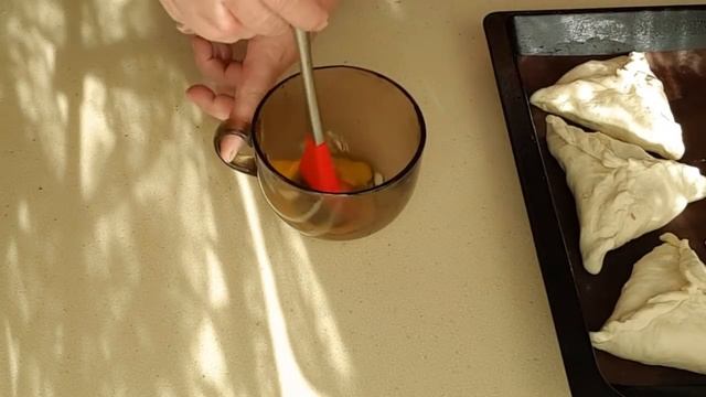 Вкусные треугольники на кефире.Без дрожжей.