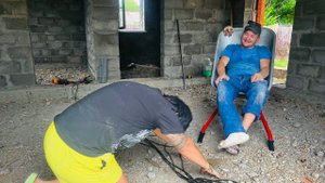Монтируем потолки в доме на юге. Два с половиной землекопа: 2 девушки и мужчина с переломом пальца.