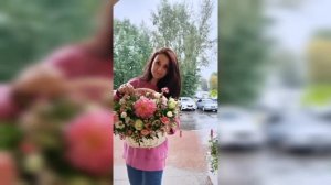 Цветочная композиция в корзине, пример работы флориста