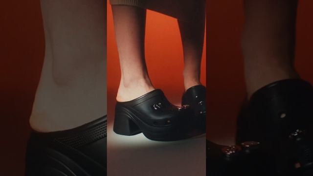В Crocs теперь можно ходить и в офис: компания анонсировала совместную коллекцию с брендом Feng Chen