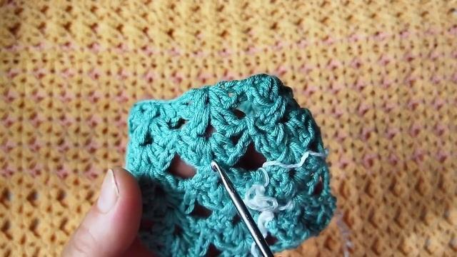 Интересный,двухцветный узор крючком для топа,юбки,платья.Как заплести ,,окошки" ажура. Лайфхак!