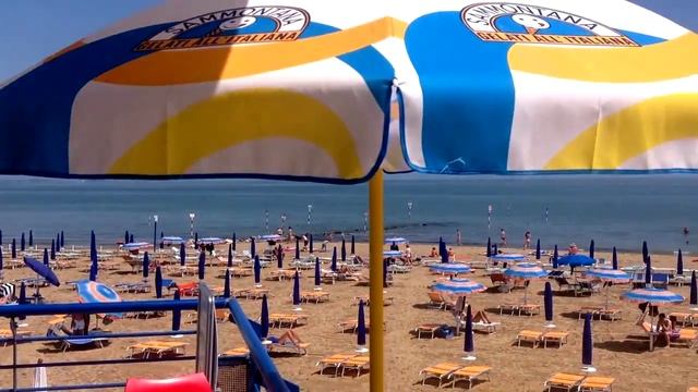 "Французский" пляж в Линьяно (Италия). смотреть онлайн