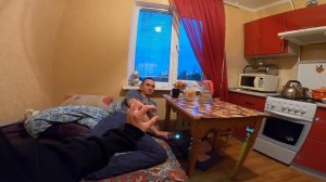 "МУЖИК" ИЗБИВАЕТ БЕРЕМЕННУЮ ЖЕНУ, в ЦЕНТРЕ ГОРОДА на ЛЮДЯХ !