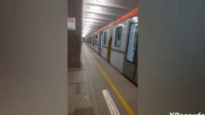 Поезд метро "Балтиец" отправляется со станции Ленинский проспект