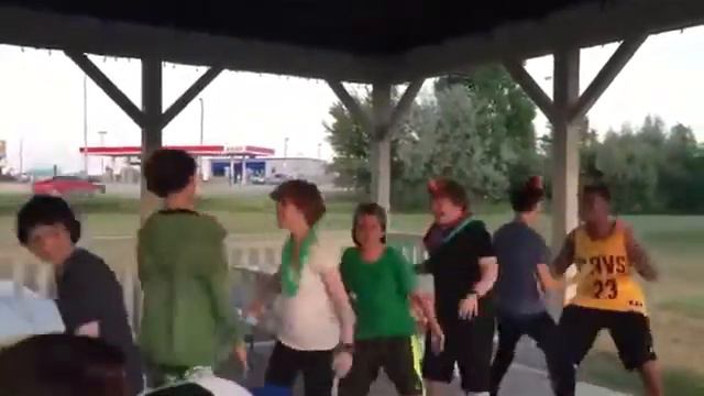 Клуб неудачников отмечают смерть Пеннивайза :D