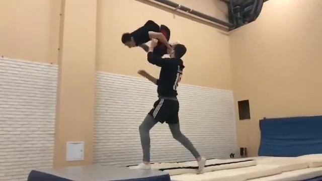 Двойное сальто назад с места смотреть онлайн