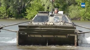 В Стерлитамаке вместо аварийного моста военные установили понтонный.mp4