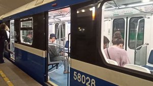 81-556.1 "НеВа" (56028-56027) на станции "Приморская"