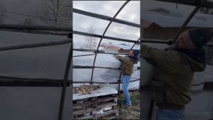 Снимаем плёнку с теплицы