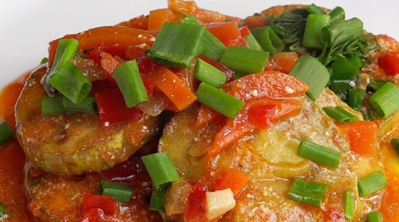 Постные тушеные овощи. Кабачки тушёные с овощами. кабачки тушеные с томатами. кабачки тушёные с рыбой. кабачки тушёные с морковью и луком.