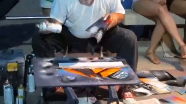 Уличный художник рисует картины с помощью баллончиков с аэрозольными красками смотреть онлайн