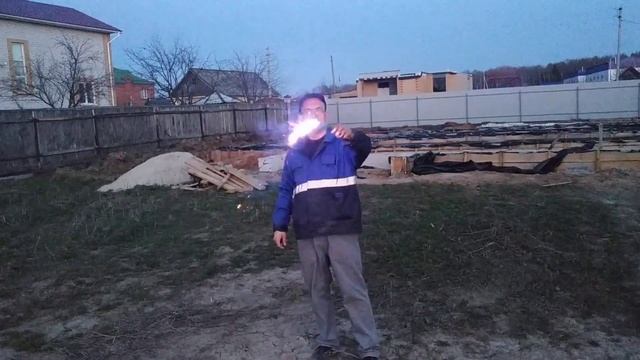 Факел болельщика огневой от СуперСалют (синий фальшфейер) смотреть онлайн