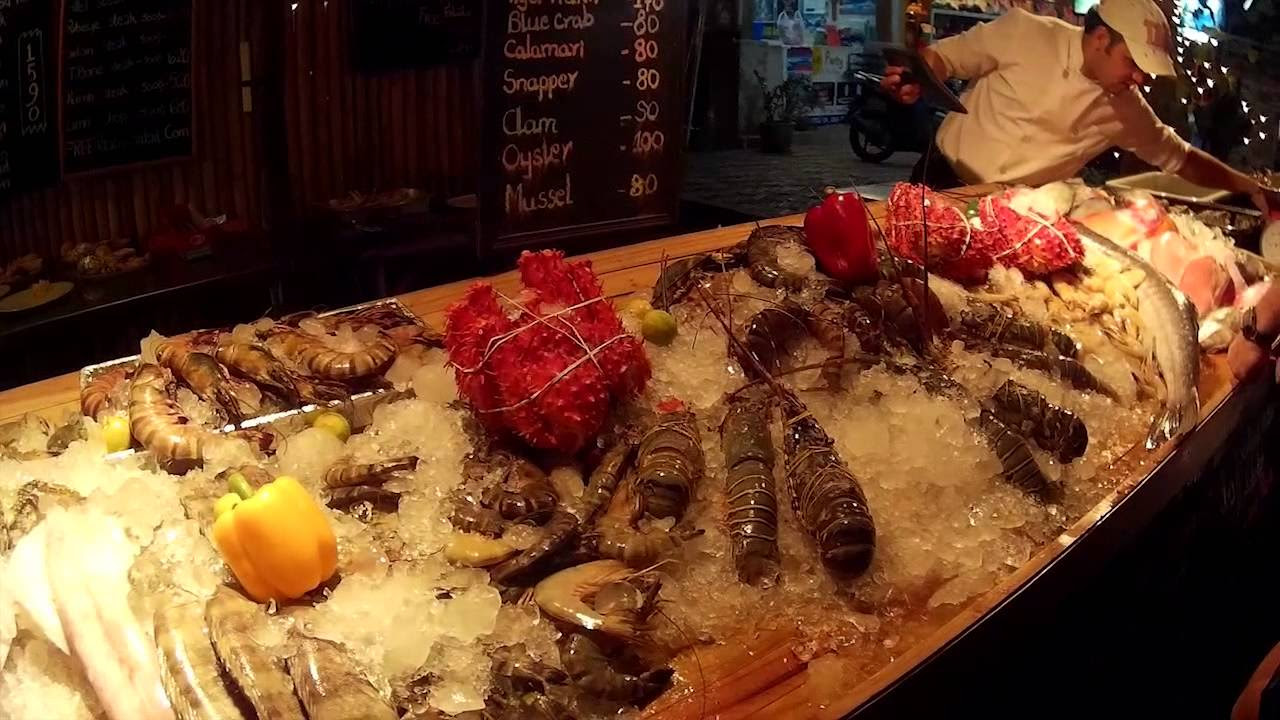 Ярмарка в Тайланде, жареный меченосец, пистолеты и монахи смотреть онлайн