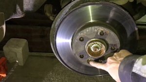 Замена тормозных дисков и колодок Touareg 2.5