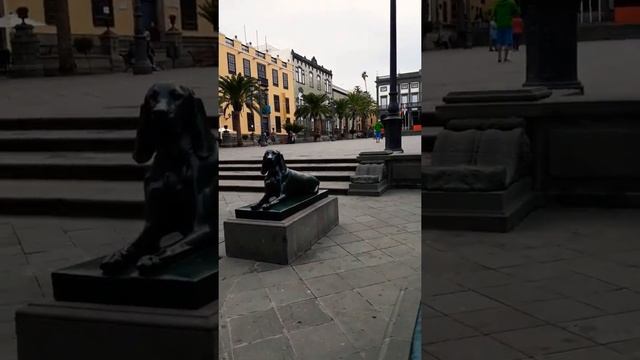 Гран Канария - Лас-Пальмас - исторический центр города Достопримечательности бронзовые статуи собак
