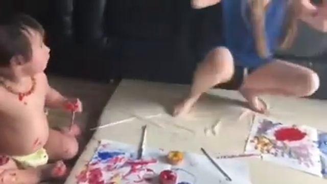 손가락 페인트로 그리기. Painting with finger ))Рисование пальчиковыми красками. смотреть онлайн