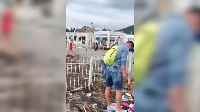 В Сочи на пляже туристы бросились разбирать выброшенную штормом на берег обувь смотреть онлайн