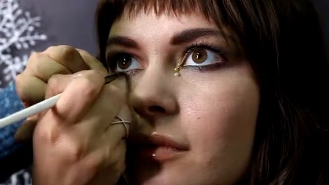 Дерзкий новогодний макияж от Виктории Скворцовой смотреть онлайн