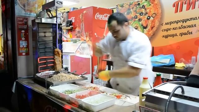 Анапа 2013. Как местный парень готовил шаурму. смотреть онлайн