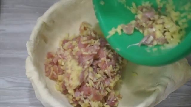 Сочный пирог с курицей из слоеного теста. Потрясающе вкусно!