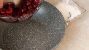 Вишня никогда не вытечет из пирожков, если её правильно приготовить