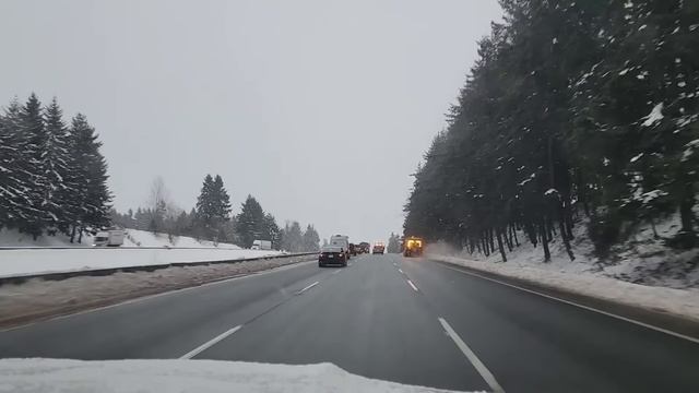 Phil Dong tìm đỏ mắt xe Vinfast trên cao tốc Canada