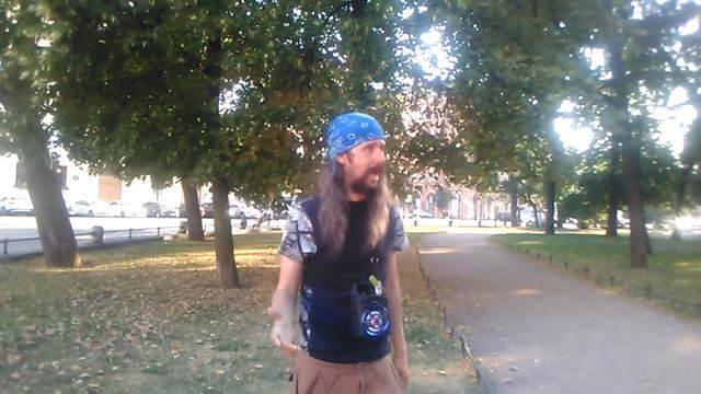 Длинноволосый поёт для друзей бель-До3