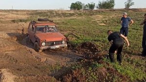 Нива в карьере, буксуем в грязи