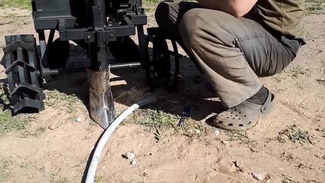 ПОСАДКА КАРТОШКИ МОТОБЛОКОМ НА РЕЗИНОВЫХ КОЛЕСАХ БЕЗ УТЯЖЕЛЕНИЯ. КАРТОФЕЛЕСАЖАЛКА СВОИМИ РУКАМИ