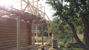баня из бревна с террасой под одной крышей