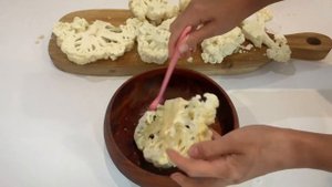 Стейк из цветной капусты с сыром и копчёной паприкой