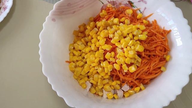 СОЧНЫЙ И СЫТНЫЙ САЛАТ С КУРИЦЕЙ, КОРЕЙСКОЙ МОРКОВЬЮ И КУКУРУЗКОЙ смотреть онлайн
