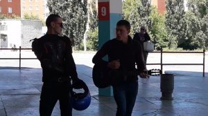 Парни поют на автовокзале Костаная