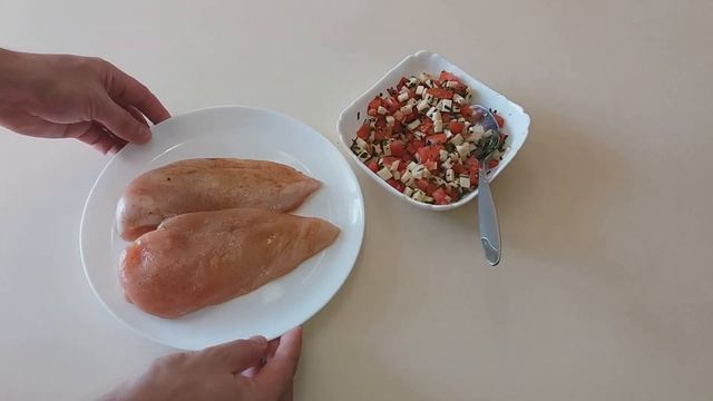 СОЧНОЕ КУРИНОЕ ФИЛЕ С СЫРОМ В ДУХОВКЕ / BAKED CHICKEN BREAST WITH CHEESE / КУРОЧКА КАПРЕЗЕ