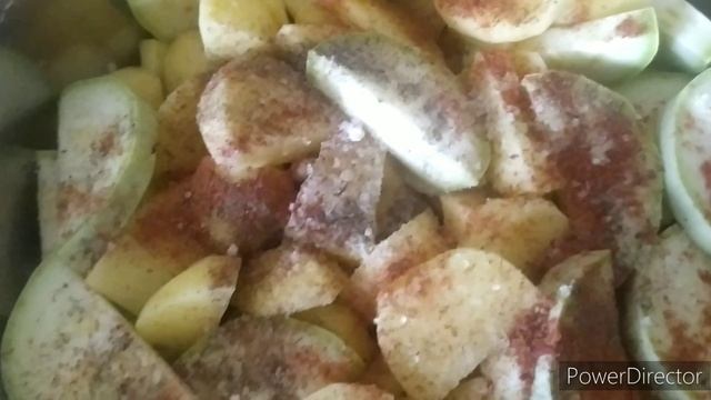 Запекаю котлеты с картошкой и кабачками в духовке