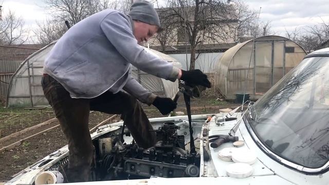 Газ 24 1976 года, снимаем мотор и коробку... смотреть онлайн