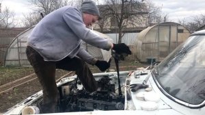 Газ 24 1976 года, снимаем мотор и коробку...