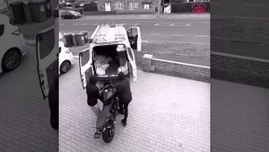 Джентльмены эвакуируют мотоцикл?