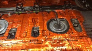 RAV4 II рестайлинг (2004). Шумоизоляция пола, багажника и колёсных арок в салоне.