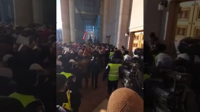 В монгольской столице протестующие штурмуют Дворец правительства