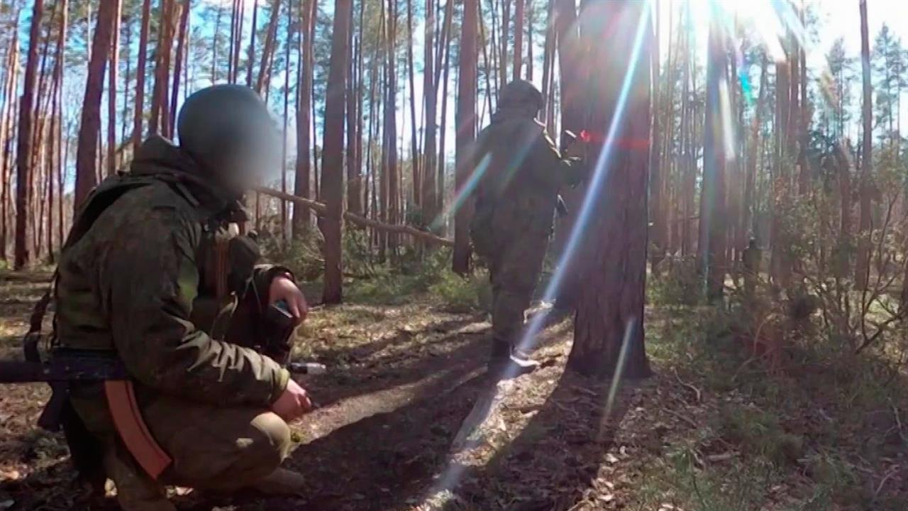 Съемочная группа Первого канала наблюдает за работой российских бойцов под Кременной