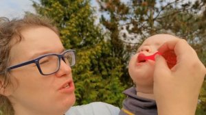 Как почистить зубы младенцу.